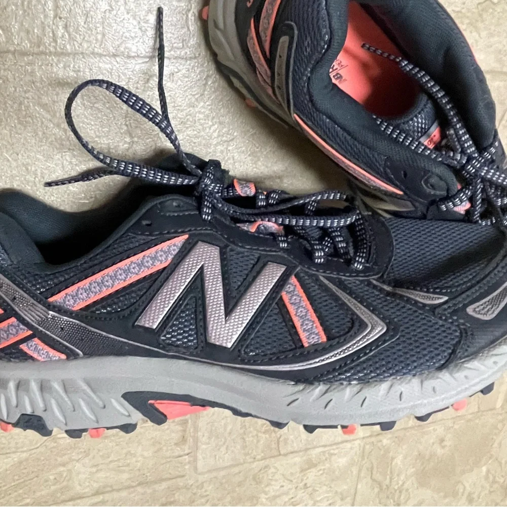 New Balance Women's Black and Pink Trail Running Shoes - Picture 4 of 5